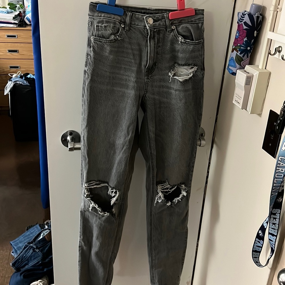 Gray Ripped American-Eagle Mom Jeans